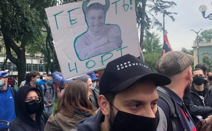 В Украине проходят акции за отставку Авакова: в центре Киева зажгли фаеры - фото
