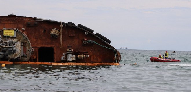 Разлив из танкера Delfi. В Одессе закрыли пляж Дельфин - Фото