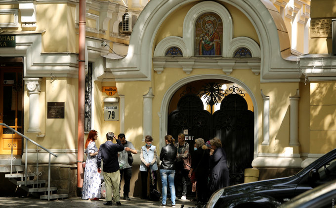 Троица в Одессе. Без масок в храмах и никакой социальной дистанции: фоторепортаж