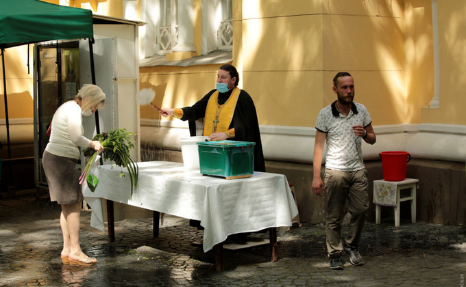 Троица в Одессе. Без масок в храмах и никакой социальной дистанции: фоторепортаж