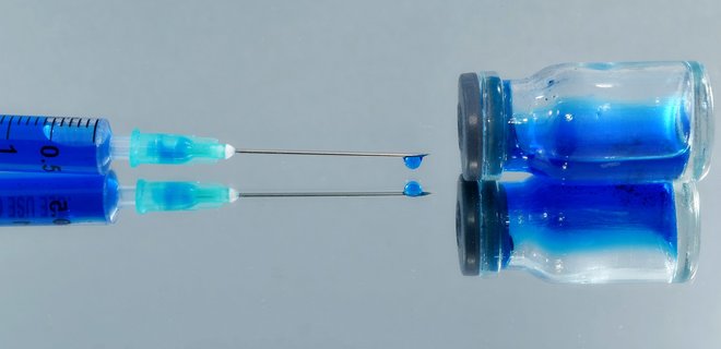 Еврокомиссия: ЕС не намерен покупать российские или китайские вакцины против коронавируса - Фото