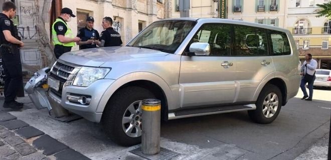 В Киеве пьяный мужчина угнал авто посла и попал в ДТП на Андреевском спуске - Фото