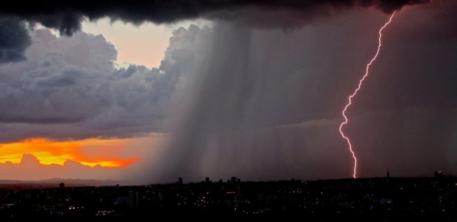 До вечора погода в Україні погіршиться. Де очікуються зливи і грози: карта - Фото