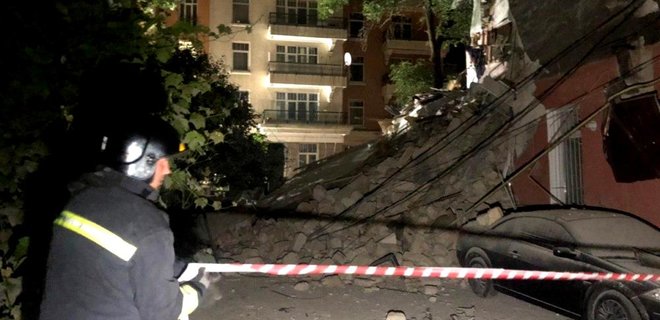 В Одессе обрушилось здание, из-под завалов вывели 25 человек - фото - Фото