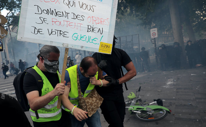 В Париже полиция применила газ против участников антирасистского марша: фото