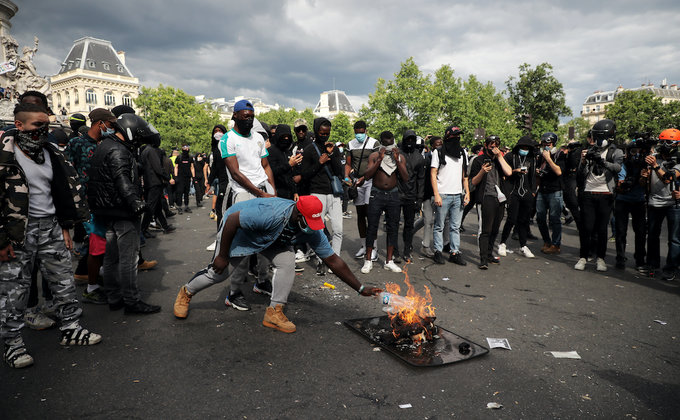 В Париже полиция применила газ против участников антирасистского марша: фото