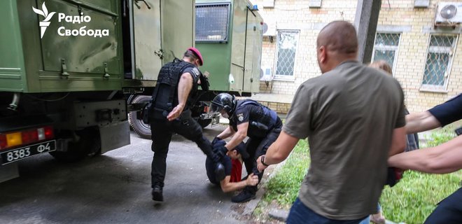 Дело Стерненко. Полиция бьет ногами задержанных под судом: фото, видео - Фото