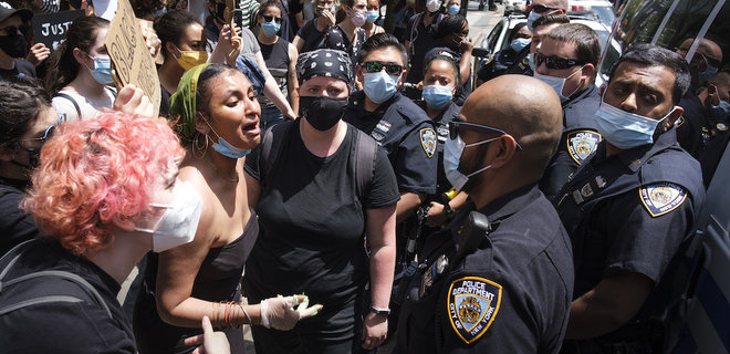 На фоне протестов в США полицейские массово уходят в отставку - Фото