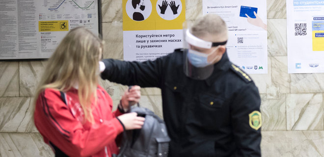 В метро Киева оштрафовали пассажира без маски  - Фото