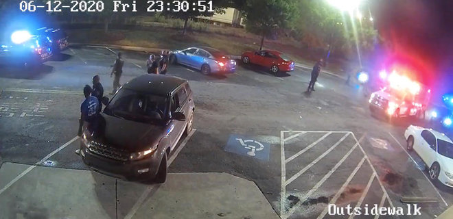 Убийство афроамериканца в Атланте: полицейскому грозит пожизненное или казнь - Фото