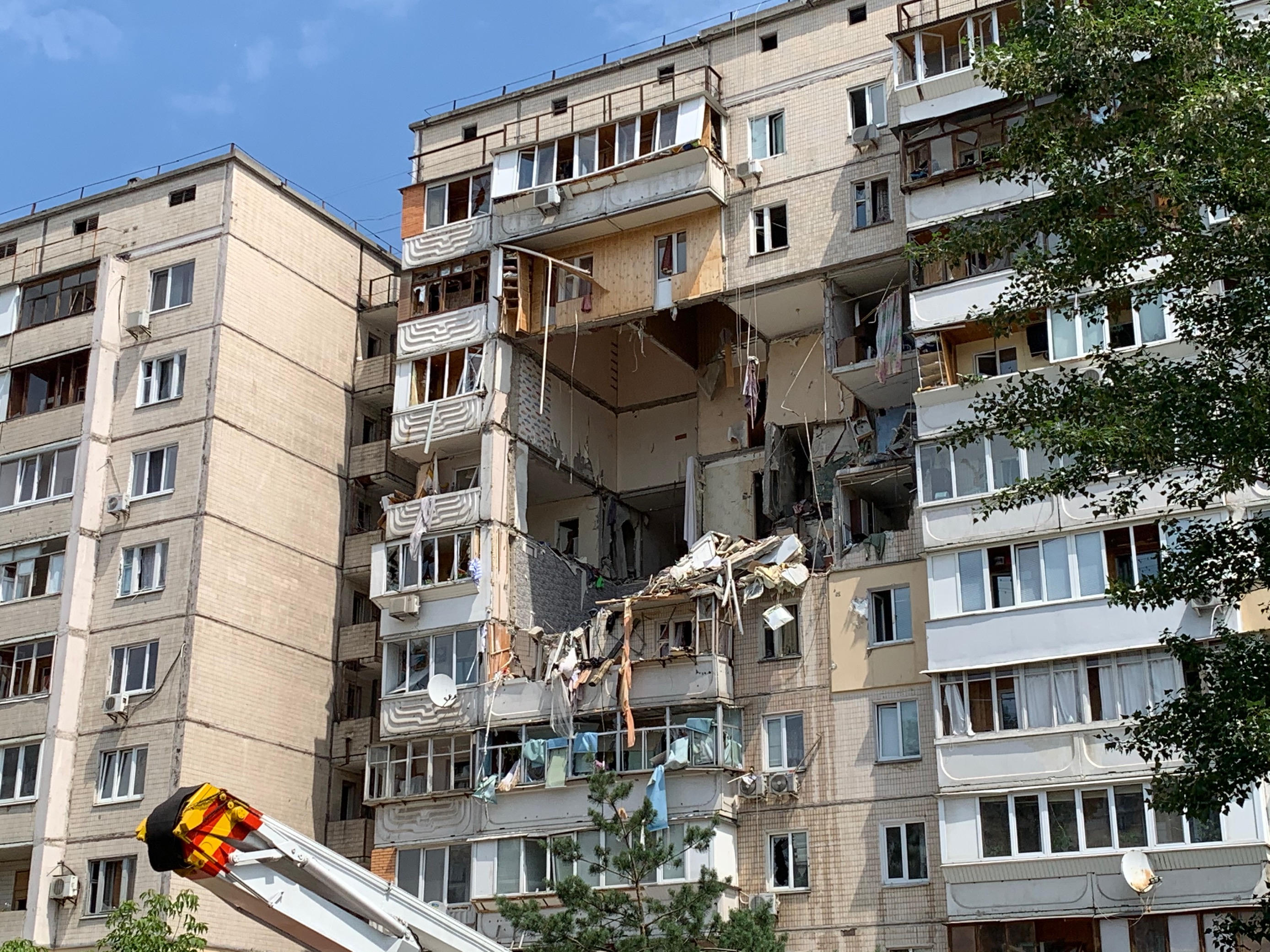 Разрушение жилого помещения. Квартира разрушение. Разрушенная многоэтажка квартира. Взрыв дома. Взорванный дом в Киеве.