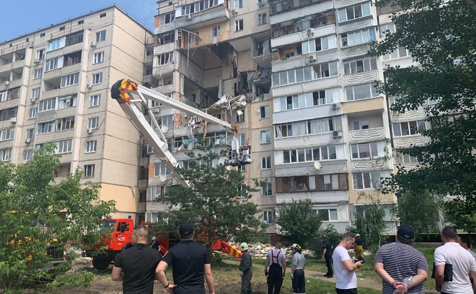 Взрыв в доме в Киеве. Почти полтысячи человек разбирают завалы – фото, видео