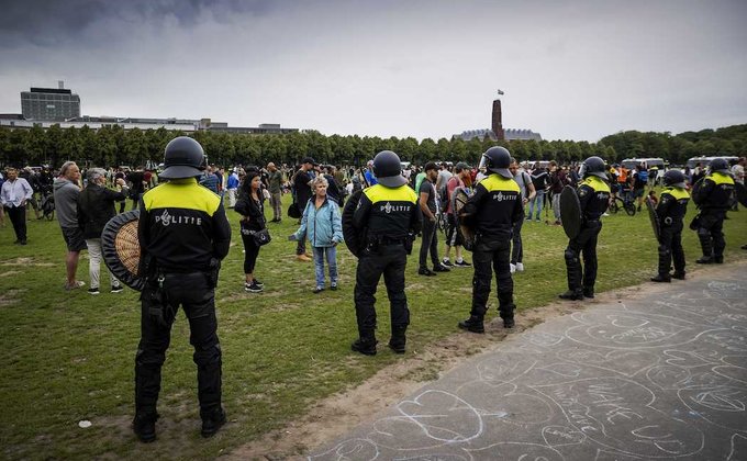 Коронавирус. Акция против карантина в Гааге переросла в беспорядки: фото, видео