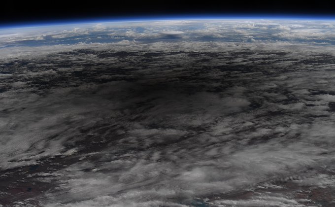 Гигантская тень на Земле. В NASA показали солнечное затмение из космоса – фото