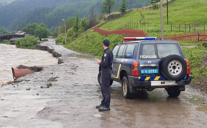 На Прикарпатье и Буковине масштабные паводки: эвакуируют людей - фото, видео