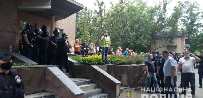 Столкновения около больницы в Харькове. Двух полицейских госпитализировали: фото - Фото