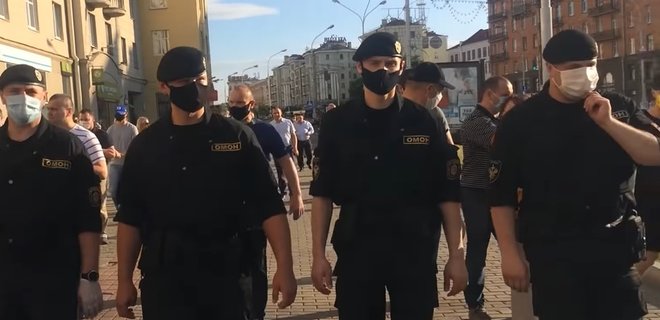 В центре Минска ОМОН задержал очередь у сувенирного магазина - Фото
