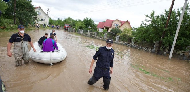 Наводнение на Прикарпатье: людей эвакуируют на лодках - фото, видео - Фото