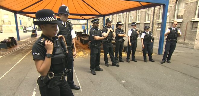 В Лондоне полицейских разогнали и избили на незаконной уличной вечернике - Фото