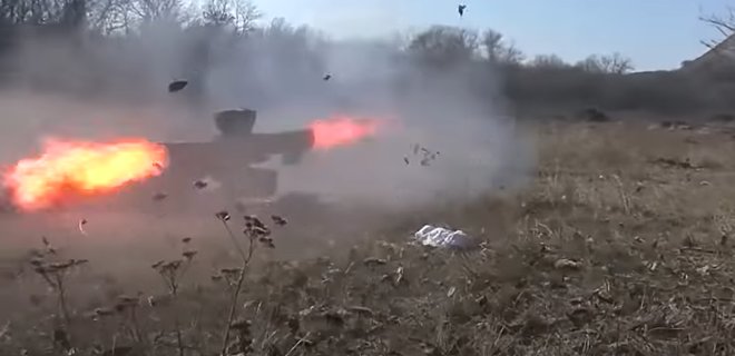 Донбасс. Оккупанты выпустили противотанковую ракету по жилым домам - Фото
