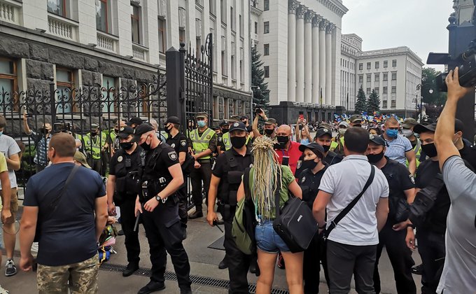 Под офисом Зеленского протестуют против нового главы МОН Шкарлета – фото