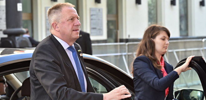 В Словении скандал из-за масок: ушел в отставку глава МВД, задержан министр - Фото