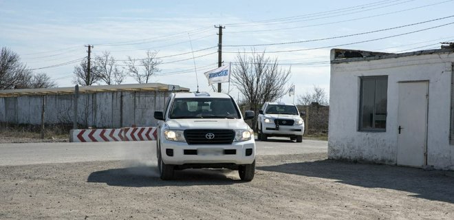 Донбасс. Боевики угрожали забрать автомобили миссии ОБСЕ - Фото