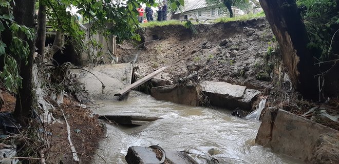 Во Львовской области из-за непогоды затопило дороги и дома - фото - Фото