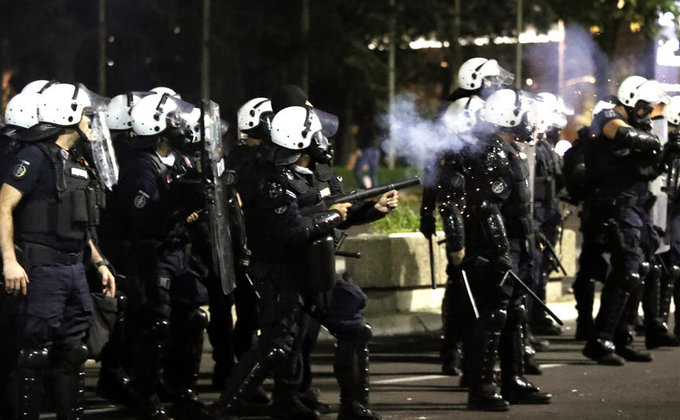 В Белграде люди атаковали парламент после решения об ужесточении карантина: фото