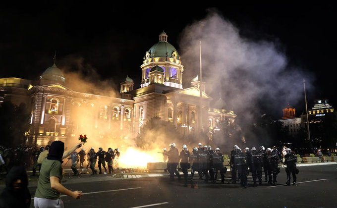 В Белграде люди атаковали парламент после решения об ужесточении карантина: фото