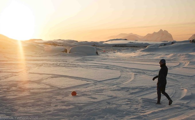 Футбол в Антарктиде. Украинские полярники сыграли со сборной трех стран – фото