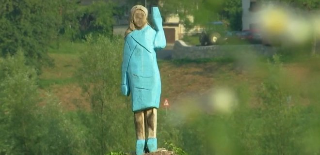 В Словении подожгли уродливую статую Мелании Трамп - Фото