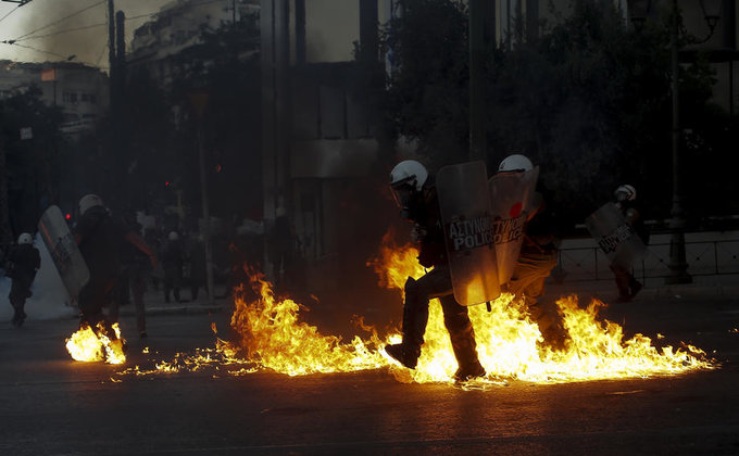 В Афинах вспыхнули беспорядки из-за нового закона о протестах: фоторепортаж