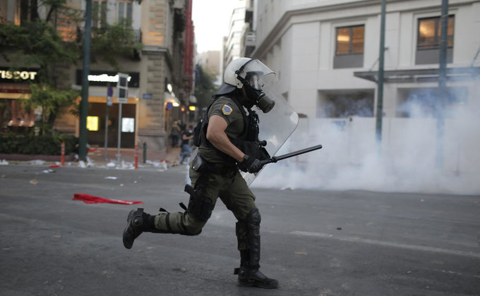 В Афинах вспыхнули беспорядки из-за нового закона о протестах: фоторепортаж