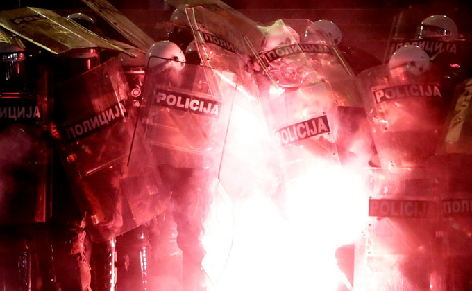 Новые протесты в Сербии против ужесточения карантина - фоторепортаж, видео