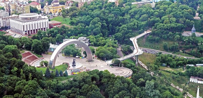 В Киеве открыли мост на Владимирской горке: на нем снова заменили стекло – фото - Фото