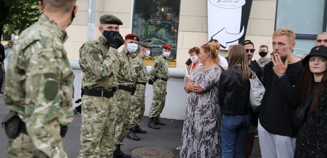 В Минске задерживали людей, которые пришли жаловаться в ЦИК: фото, видео - Фото