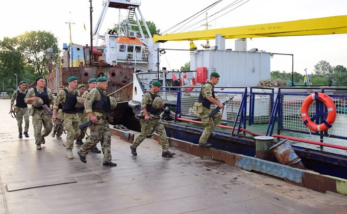 Пограничники провели совместные учения с ВМС в Черном море: фоторепортаж