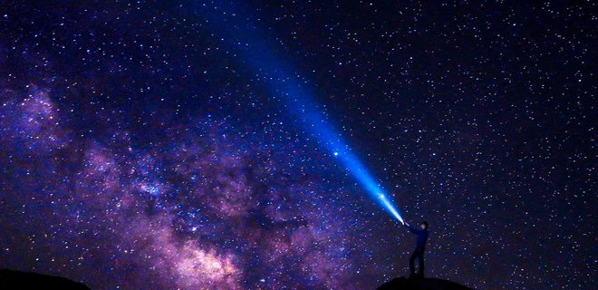 Впечатляющий кадр. Ракета SpaceX на фоне звездного неба и кометы Neowise – фото - Фото