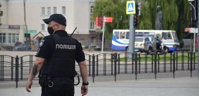 В Луцке вооруженный мужчина угрожает взорвать автобус с заложниками - фото - Фото