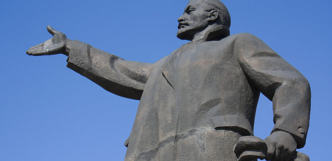 В Одесской области памятник Ленину превратили в болгарского переселенца - фото - Фото