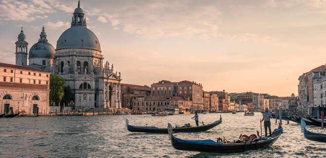 Сюр. В гондолах Венеции будут перевозить меньше туристов из-за их лишнего веса - Фото
