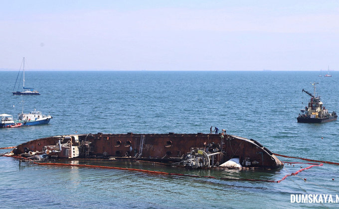 Одесса. Из танкера Delfi разилось топливо: пятно движется в сторону пляжа – фото
