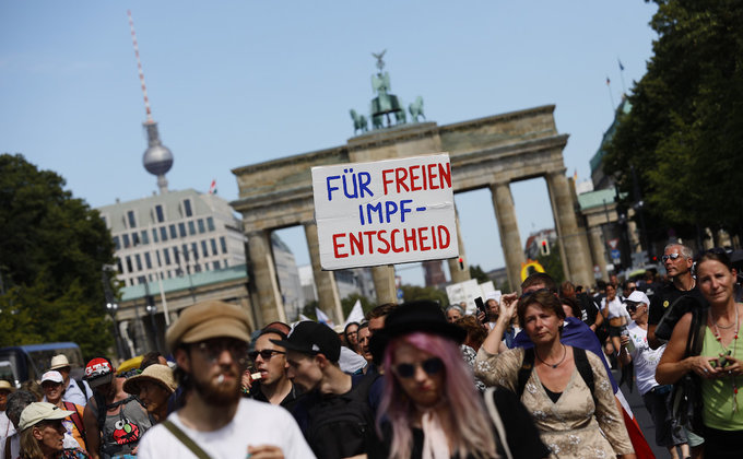 В Берлине 17000 человек вышли на протест против карантина: фото