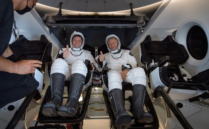 Как в SpaceX космический корабль на воду из космоса спускали – фоторепортаж