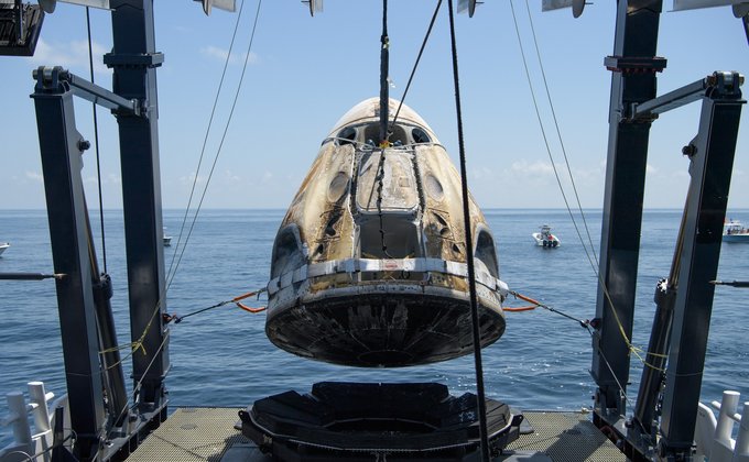 Как в SpaceX космический корабль на воду из космоса спускали – фоторепортаж
