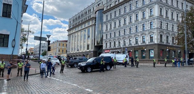 В центре Киева неизвестный угрожает взорвать отделение банка - фото, видео - Фото