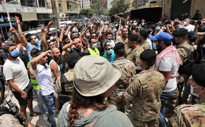 После взрыва. В Бейруте прошли протесты и столкновения с силовиками - фото