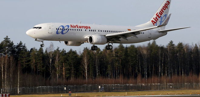 В Испании вынужденно посадили самолет из-за украинца без маски - СМИ - Фото