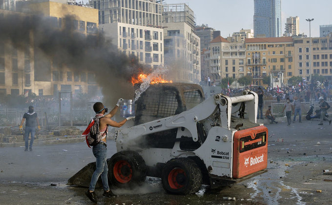 Протесты в Бейруте. Захвачено здание МИД, идут стычки с полицией: фото, видео